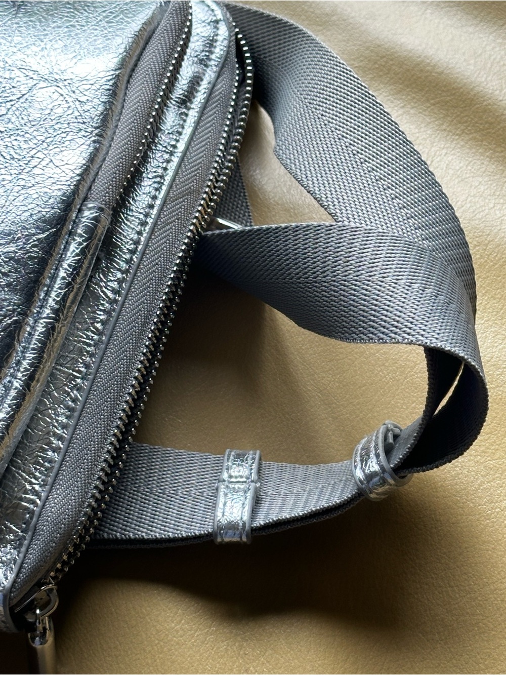 BÉIS x Chipotle The Napkin Sling
in Foil - Picture 7 of 11